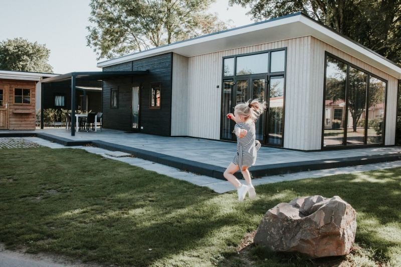 Feriendorf am See mit modernen Chalets